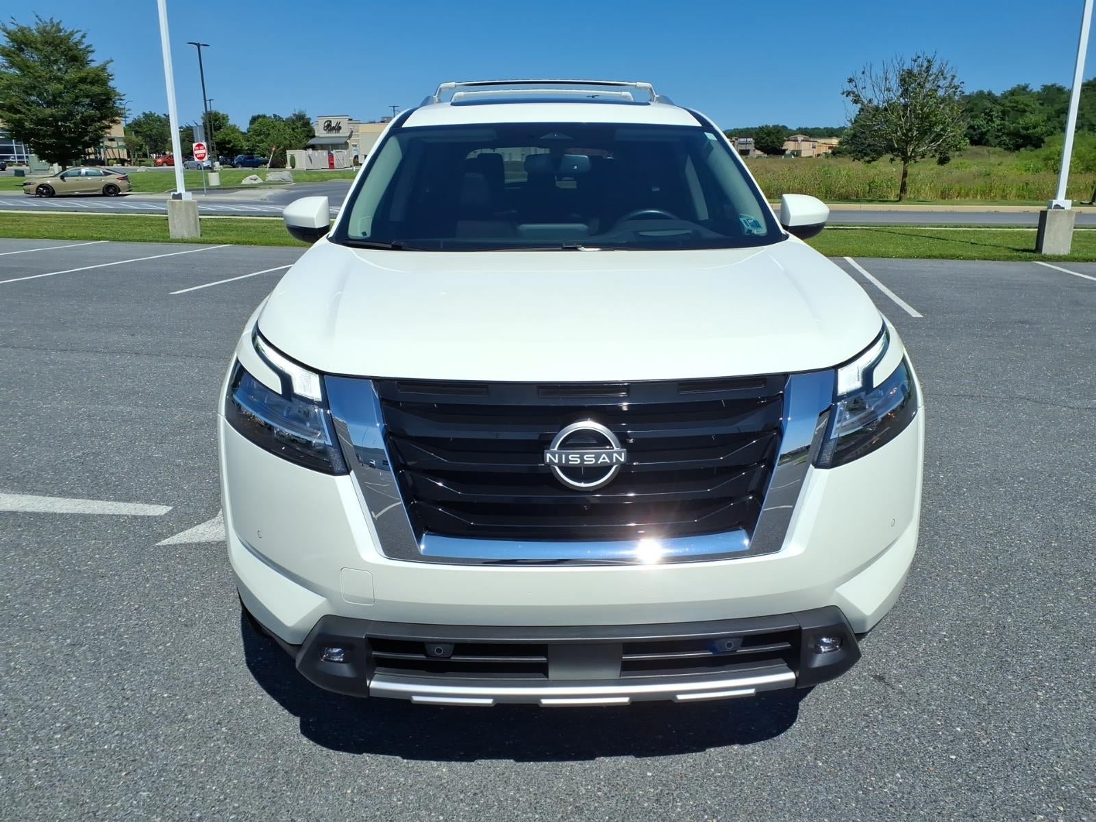 Used 2022 Nissan Pathfinder Platinum w/ Cargo Package AWD/4WD image 2