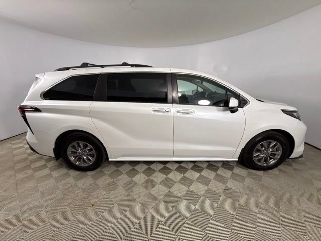 Used 2022 Toyota Sienna XLE FWD image 12