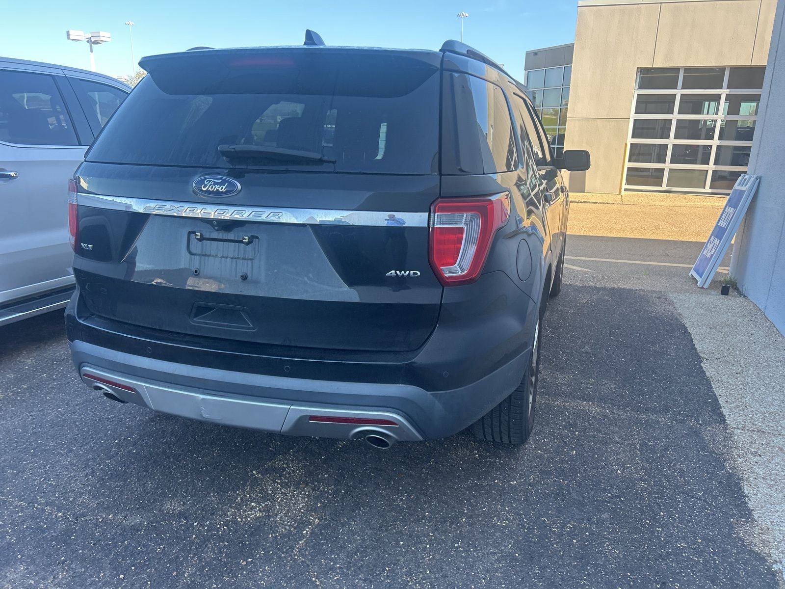 Used 2017 Ford Explorer XLT w/ Equipment Group 202A image 9