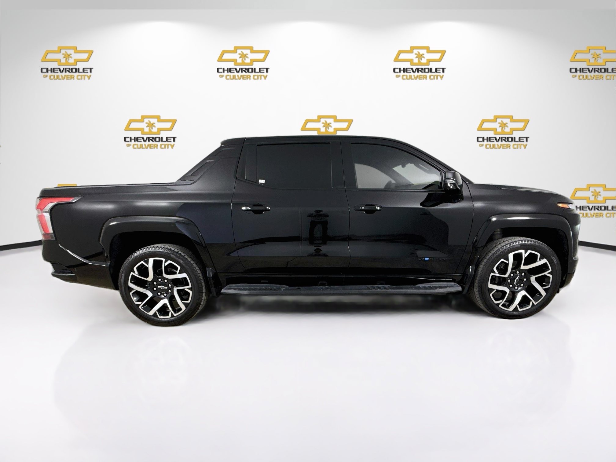 Used 2024 Chevrolet Silverado EV RST AWD/4WD image 9