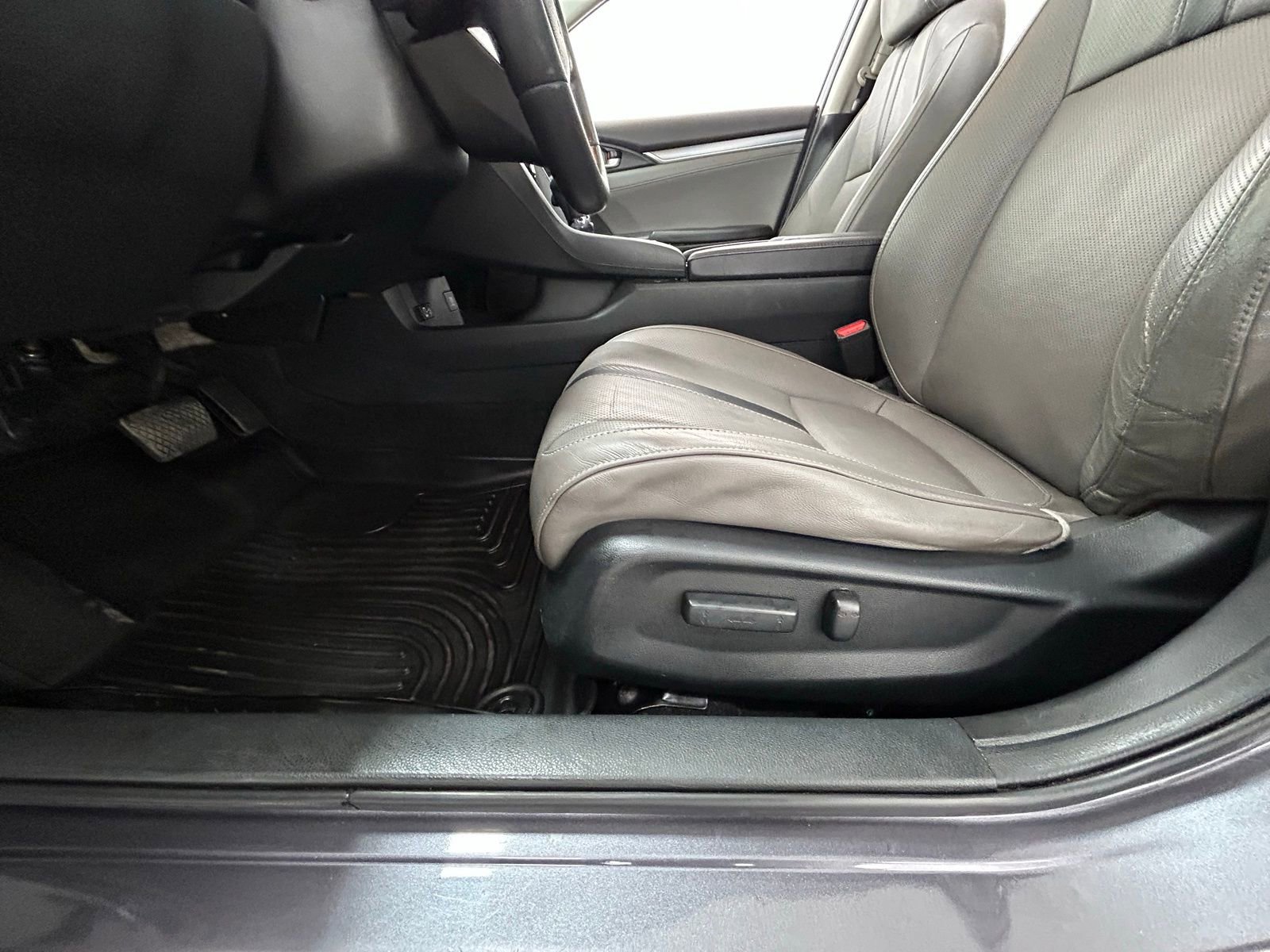 Used 2017 Honda Civic Touring image 29