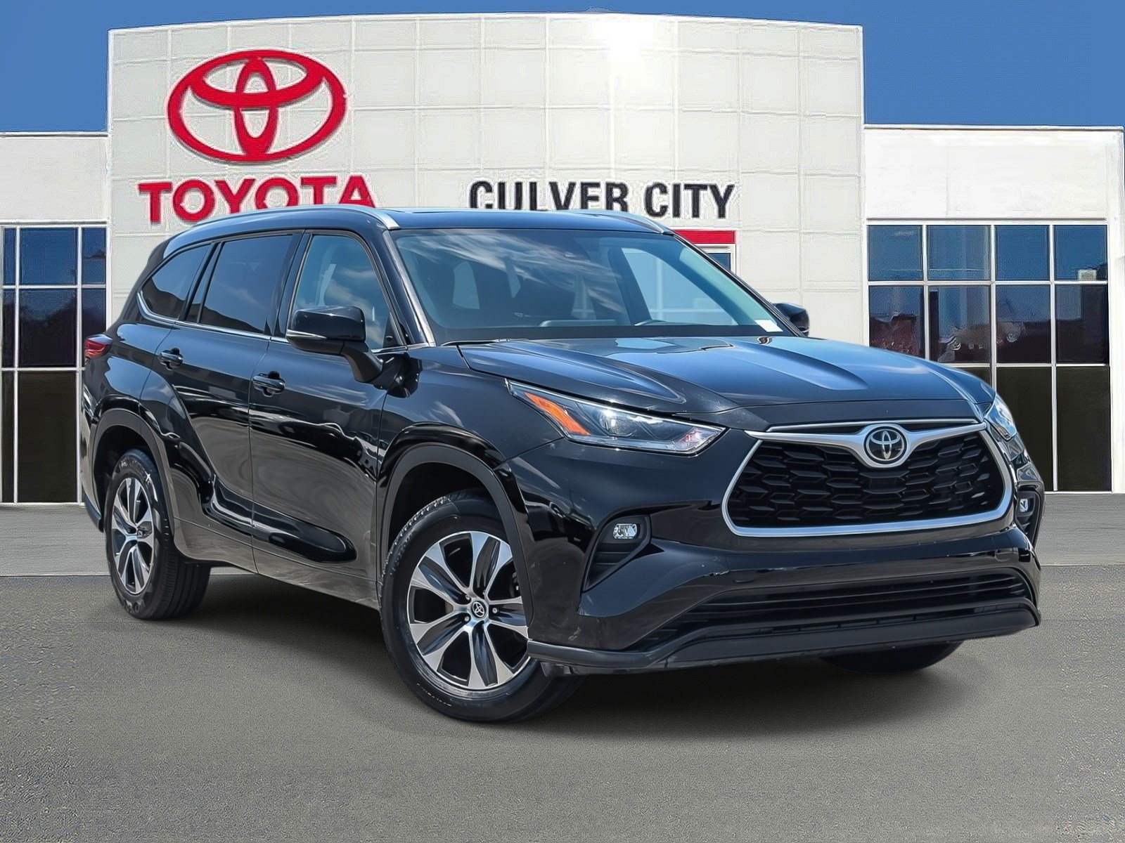 Used 2021 Toyota Highlander XLE FWD image 1