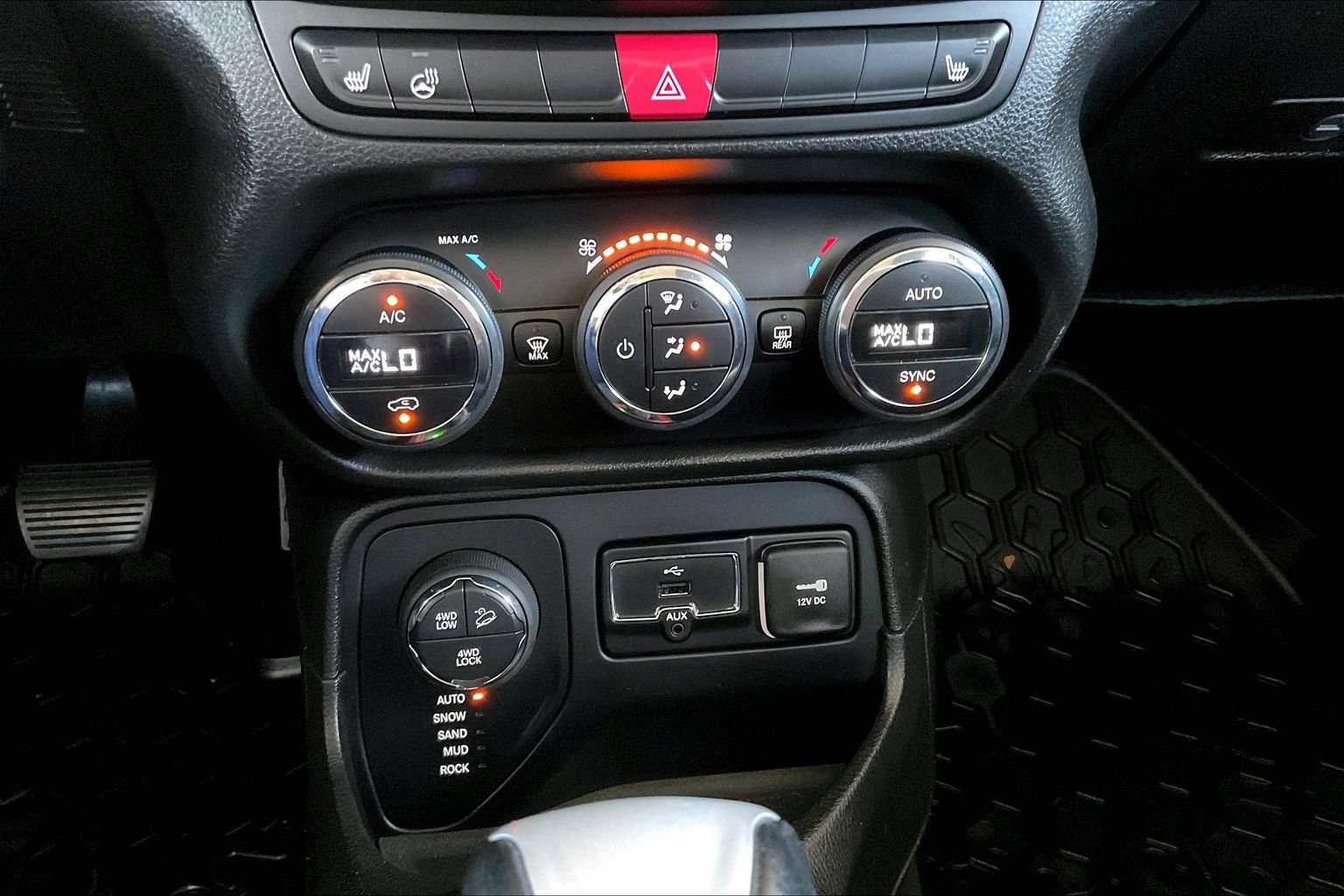 Used 2016 Jeep Renegade Trailhawk w/ Premium Trailhawk Package AWD/4WD image 14