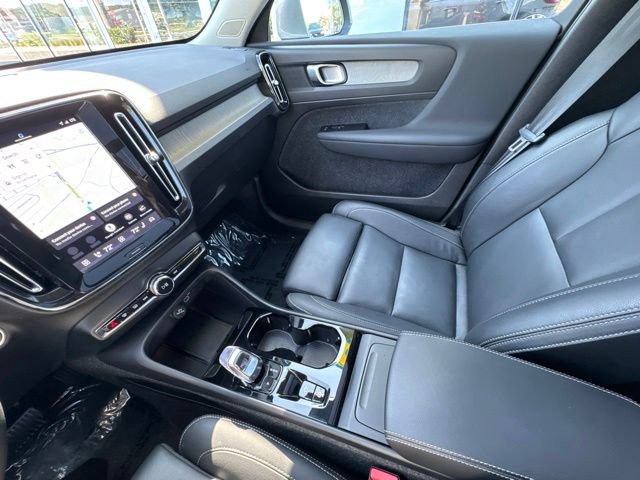 Certified 2025 Volvo XC40 B5 Plus AWD/4WD image 22
