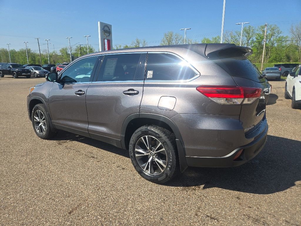 Used 2019 Toyota Highlander LE AWD/4WD image 5