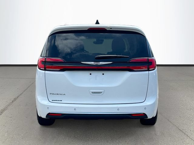 Used 2023 Chrysler Pacifica Touring-L FWD image 27