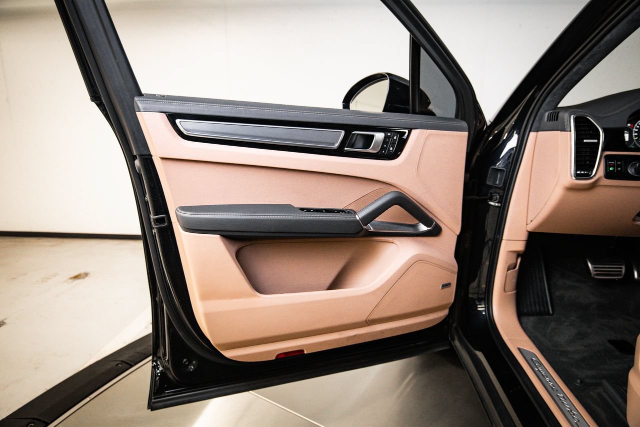 Certified 2022 Porsche Cayenne Turbo S AWD/4WD image 23
