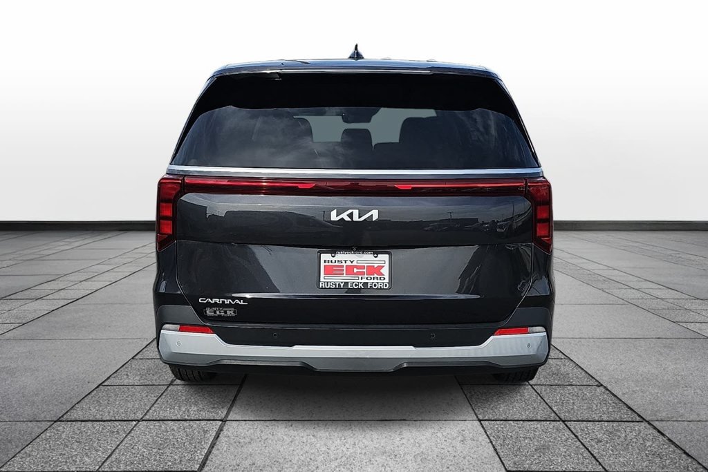 Used 2025 Kia Carnival FWD image 6