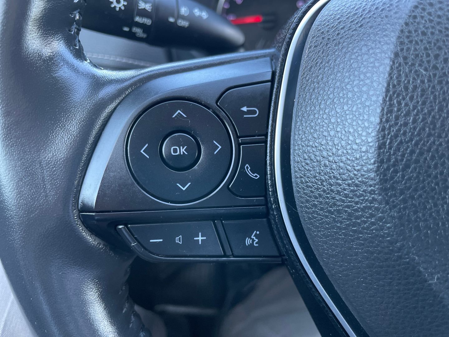 Used 2019 Toyota RAV4 XLE Premium w/ Cold Weather Package AWD/4WD image 40