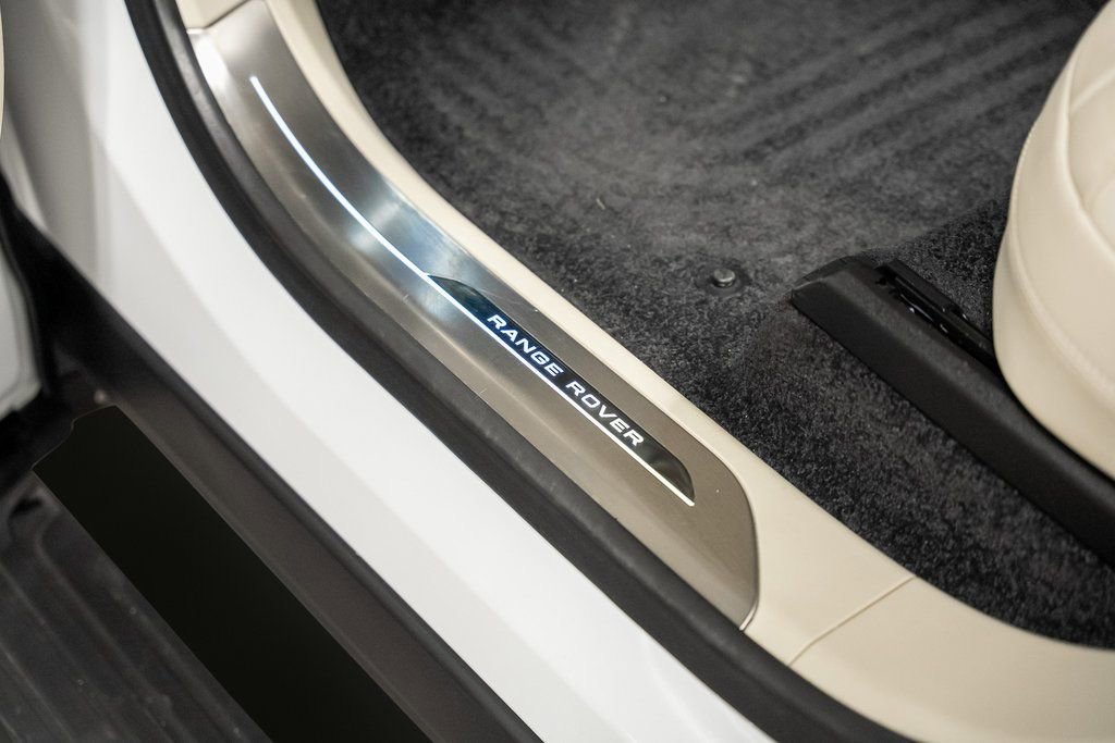 Used 2025 Land Rover Range Rover SE image 60