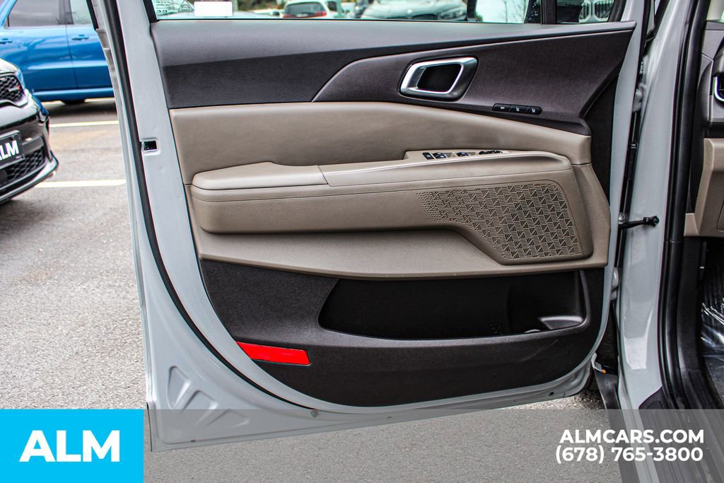 Used 2025 Kia Carnival EX image 39