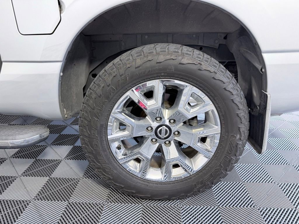 Used 2020 Nissan Titan SL w/ Moonroof Package image 31