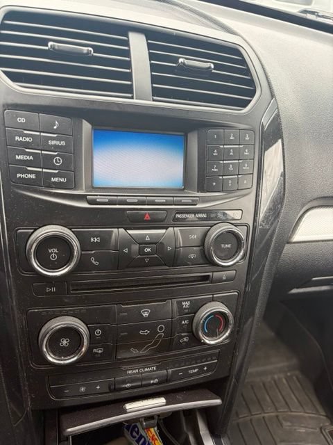 Used 2017 Ford Explorer XLT AWD/4WD image 24