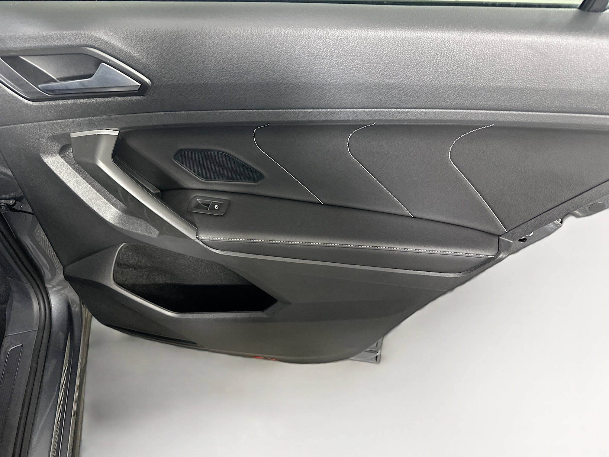 Used 2024 Volkswagen Tiguan SE image 30