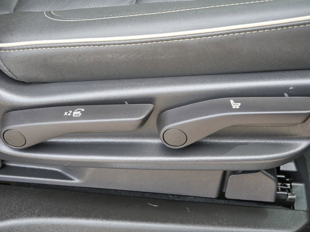 Used 2022 GMC Yukon XL SLT w/ SLT Premium Package image 25