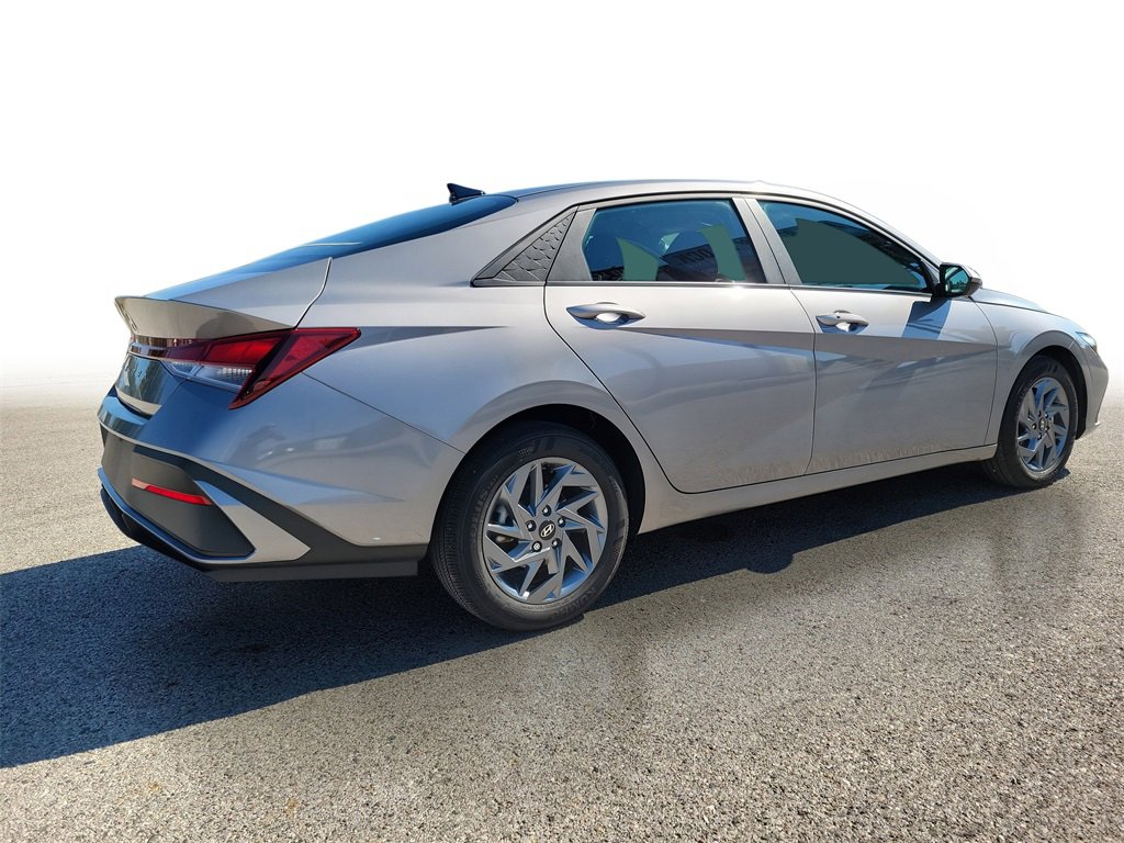 Used 2024 Hyundai Elantra SEL image 4