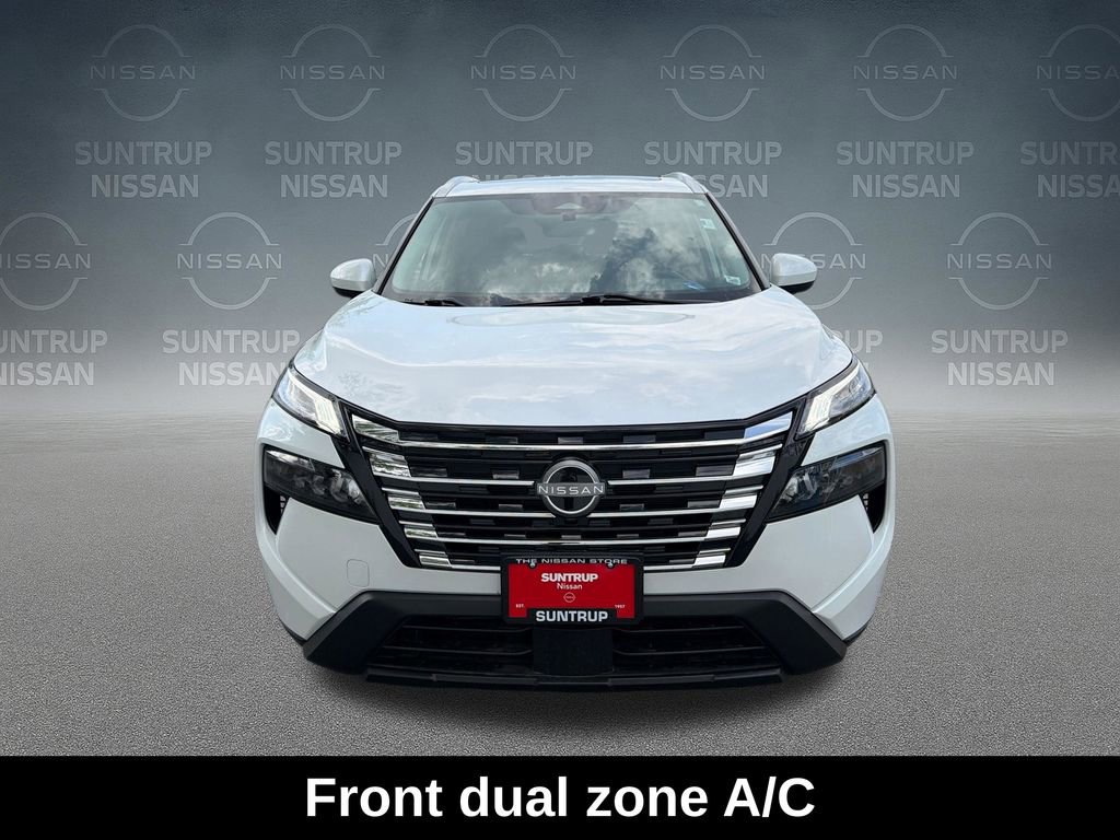 Used 2024 Nissan Rogue SV w/ SV Premium Package image 10