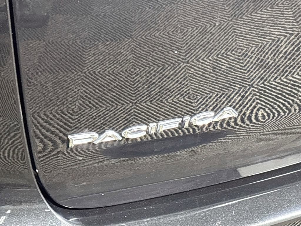 Used 2023 Chrysler Pacifica Touring-L image 22