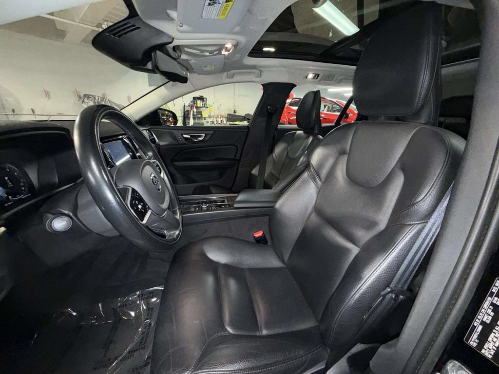 Used 2020 Volvo V60 T5 Momentum FWD image 2