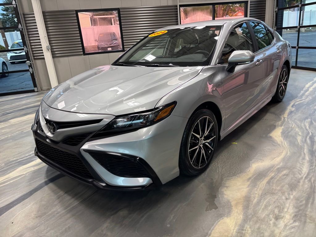 Used 2024 Toyota Camry SE FWD image 4