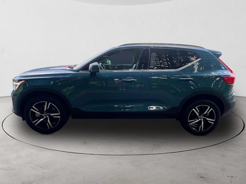 Certified 2025 Volvo XC40 B5 Core AWD/4WD image 2