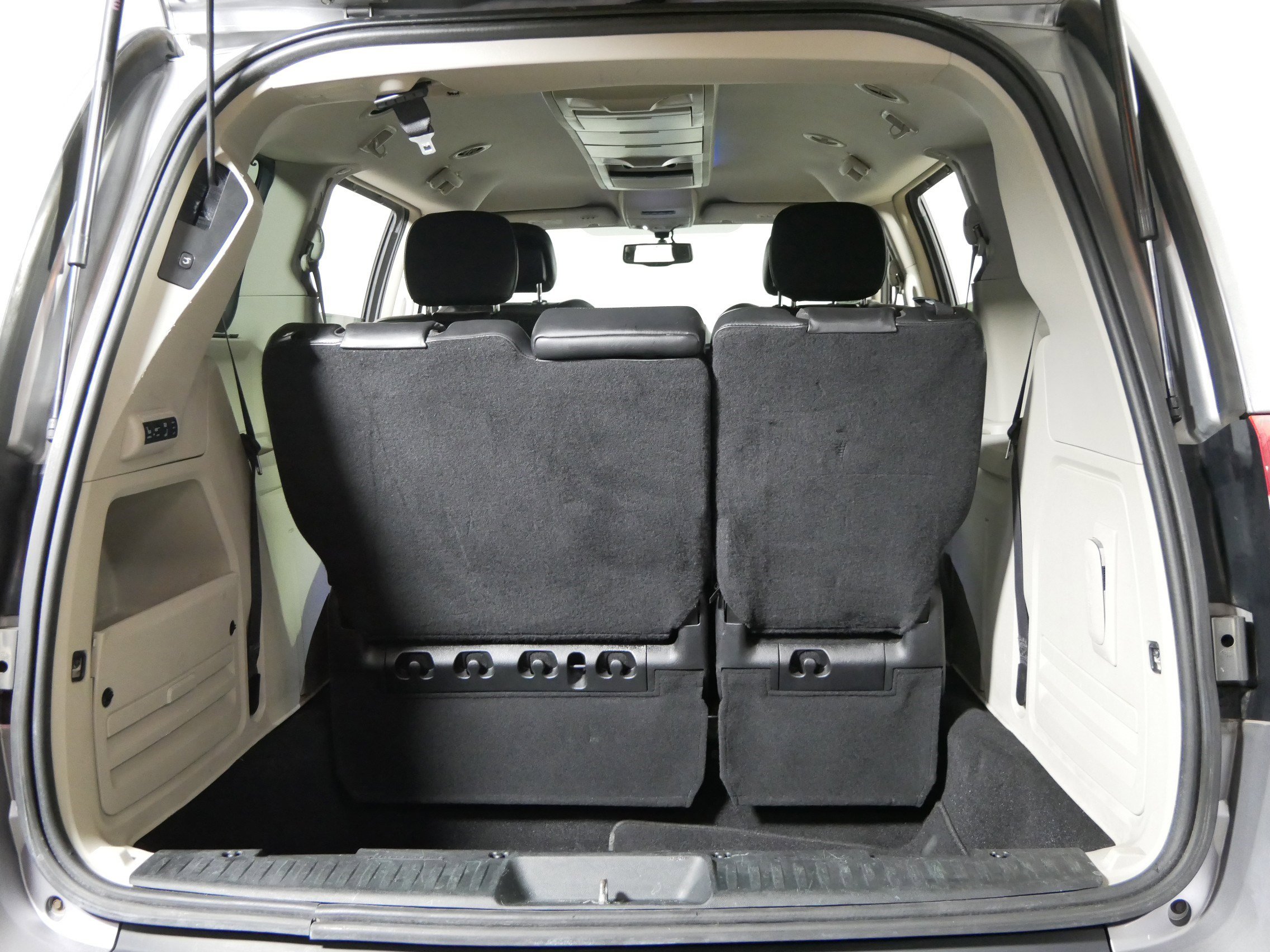 Used 2014 Chrysler Town & Country Touring-L image 18