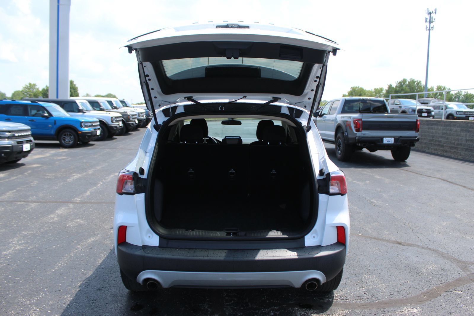 Used 2020 Ford Escape SE Sport FWD image 17
