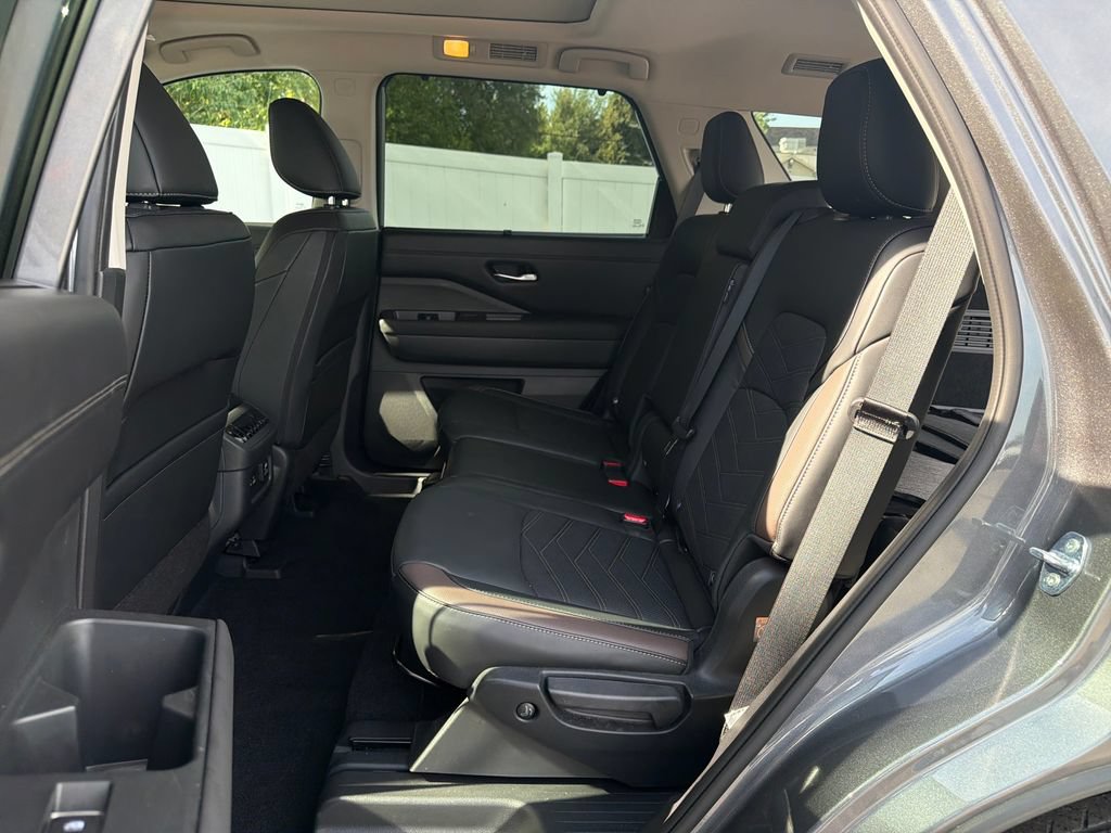 Certified 2025 Nissan Pathfinder Platinum w/ Cargo Package AWD/4WD image 30