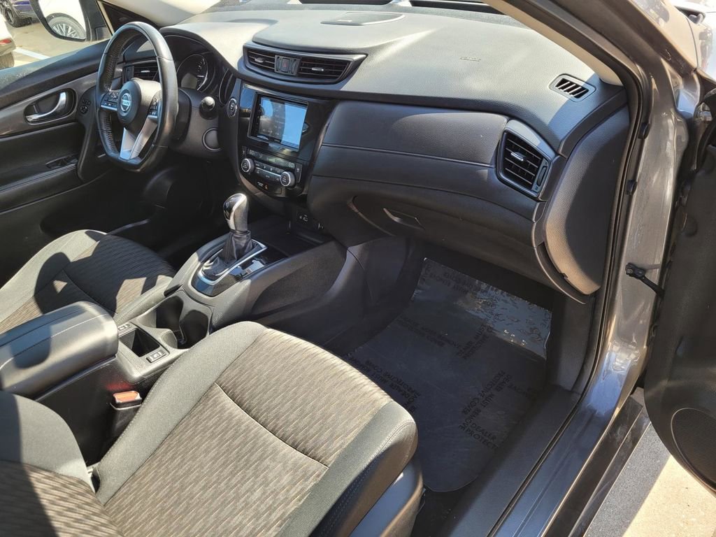 Used 2018 Nissan Rogue SV w/ Sun & Sound Touring Package image 9