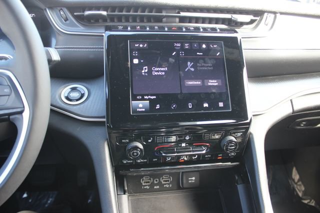 Used 2023 Jeep Grand Cherokee Altitude image 3