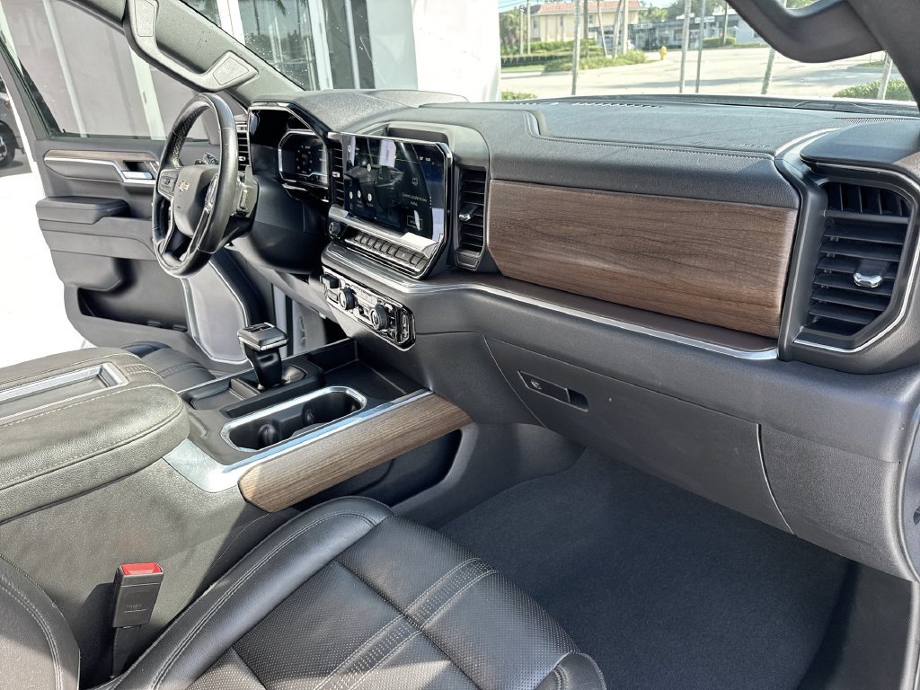 Used 2022 Chevrolet Silverado 1500 High Country w/ Technology Package AWD/4WD image 32