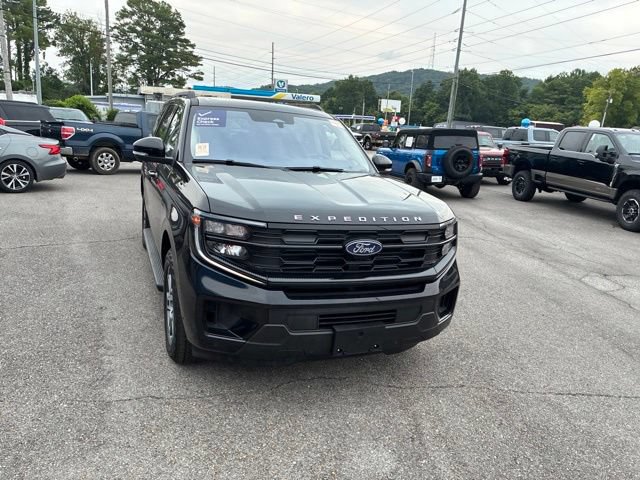 Used 2025 Ford Expedition Active AWD/4WD image 3
