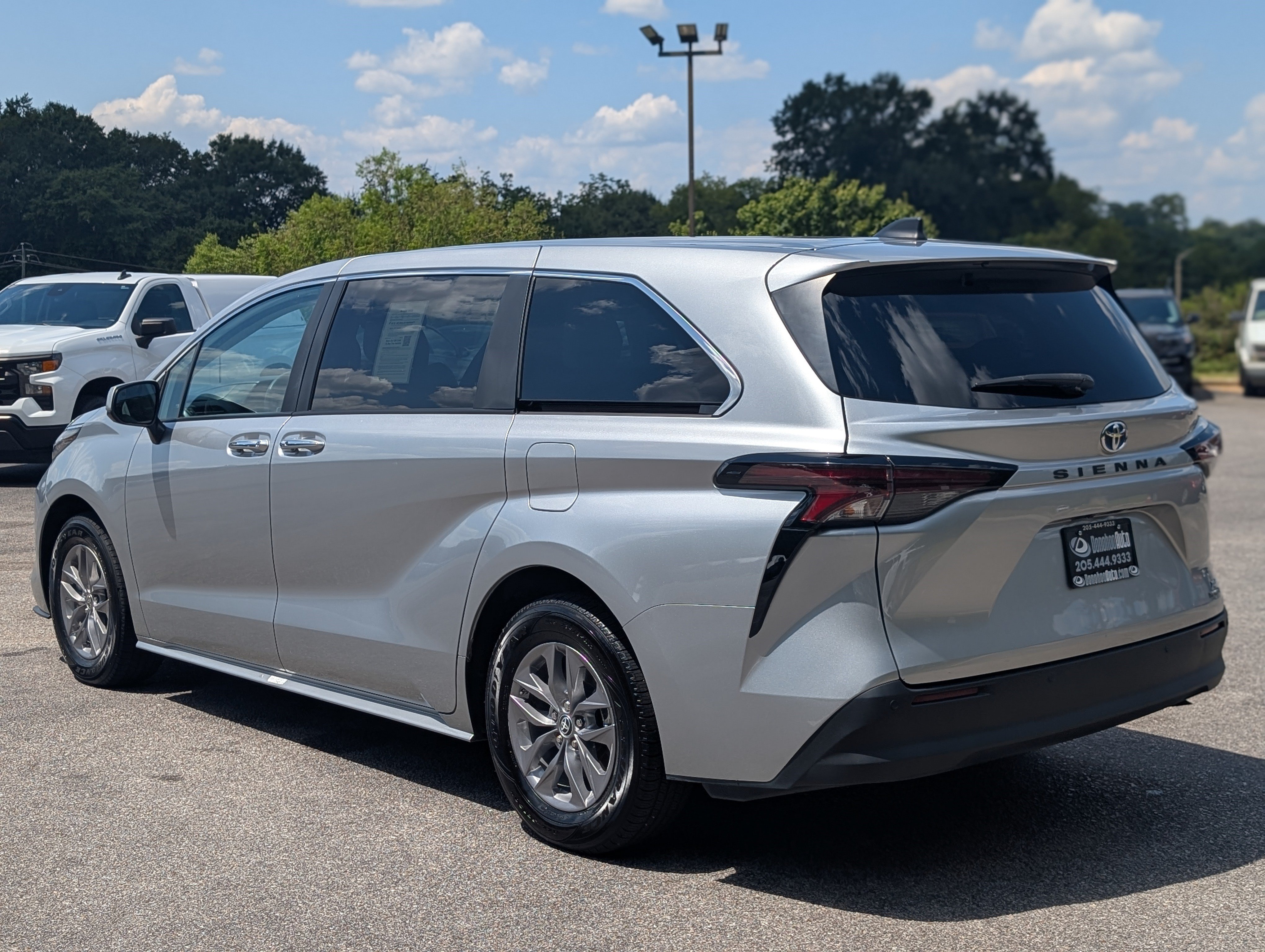 Used 2023 Toyota Sienna XLE FWD image 7
