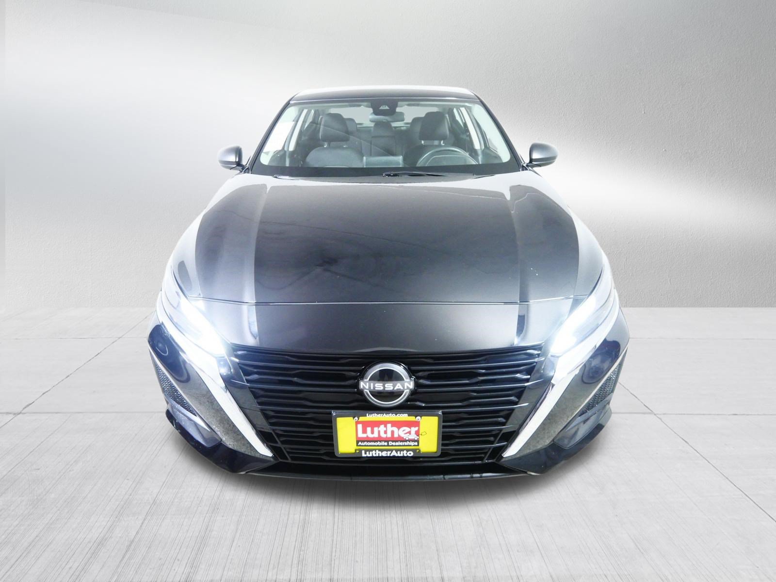 Used 2025 Nissan Altima 2.5 SV FWD image 2