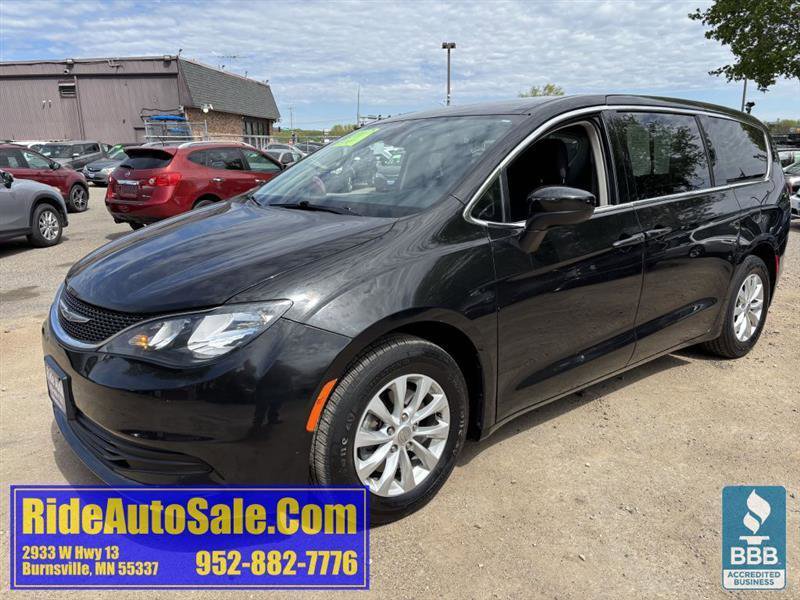Used 2017 Chrysler Pacifica Touring w/ Tire & Wheel Group FWD image 1