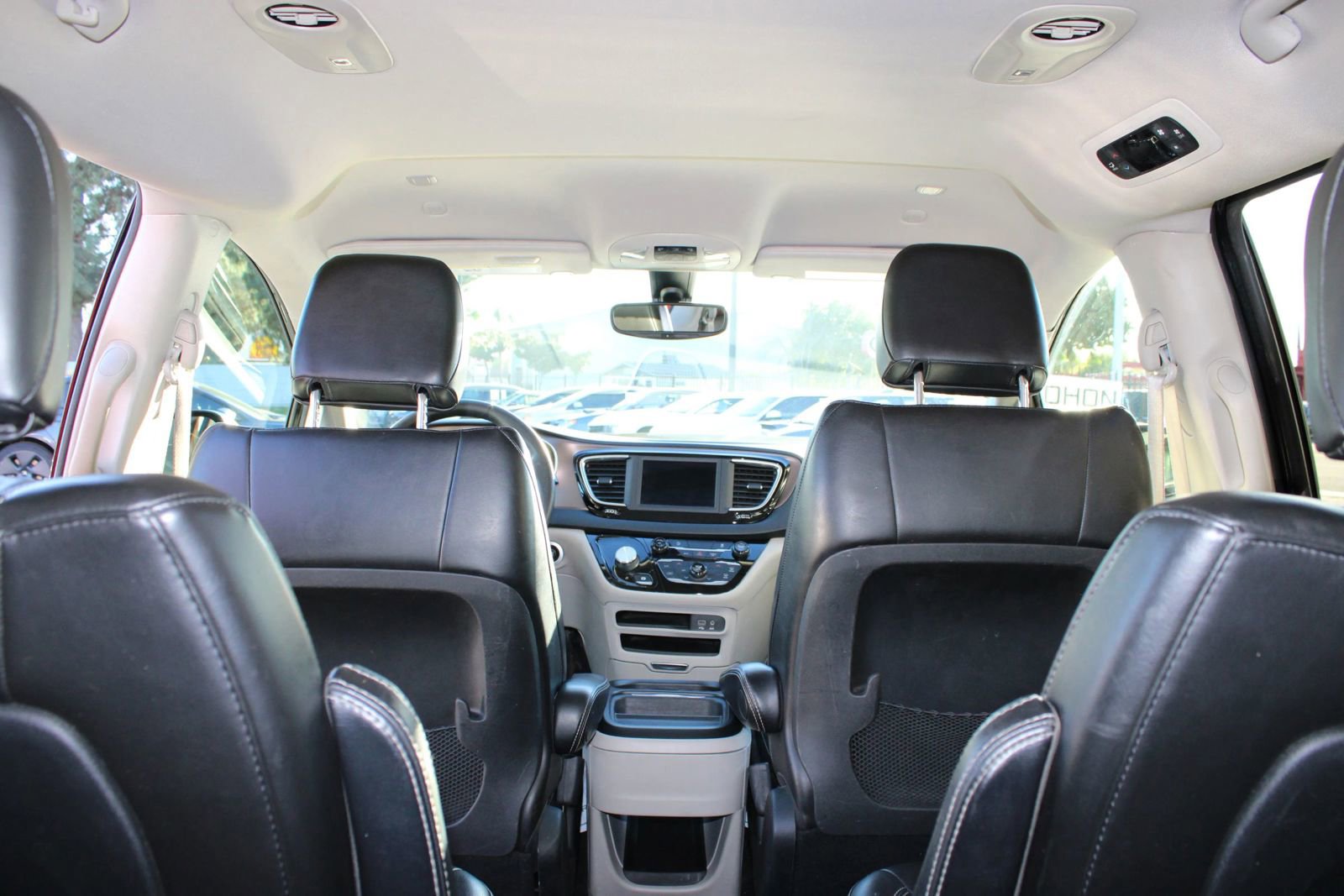 Used 2020 Chrysler Voyager Lxi image 10