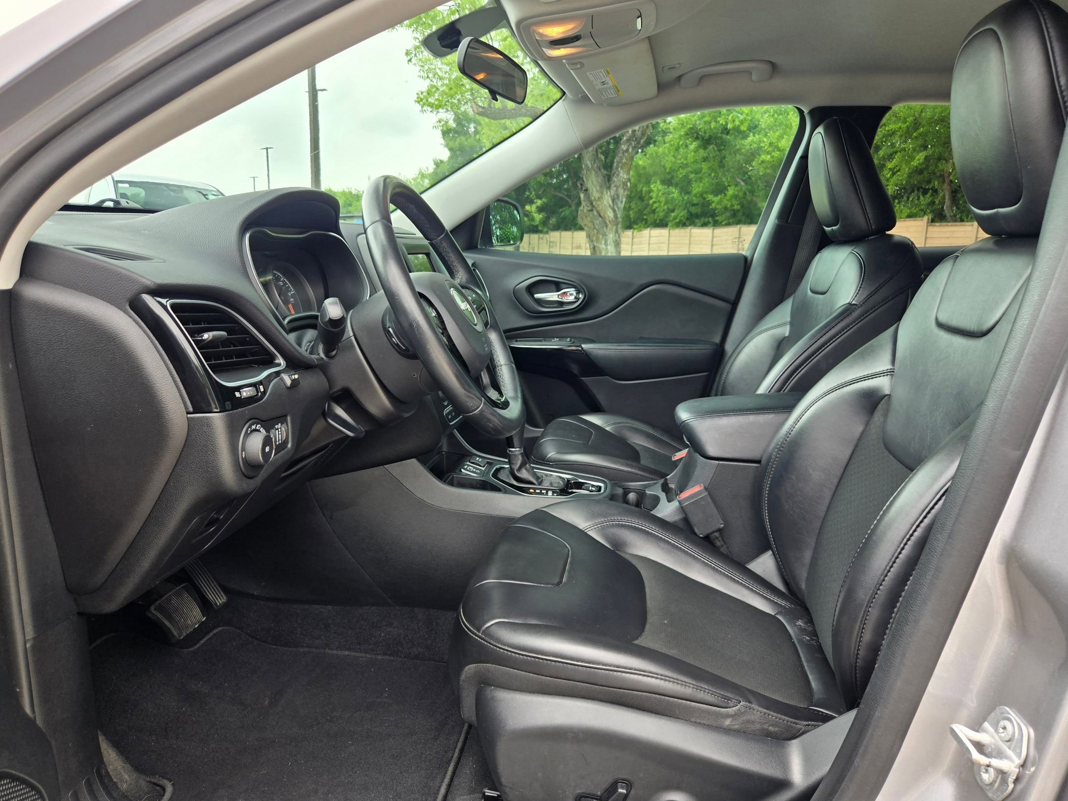 Used 2019 Jeep Cherokee Latitude Plus FWD image 6
