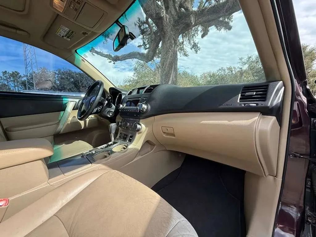 Used 2012 Toyota Highlander SE w/ Tow Pkg image 16