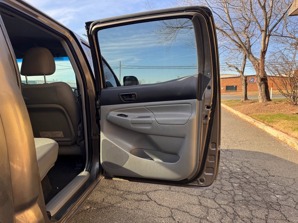 Used 2014 Toyota Tacoma PreRunner w/ SR5 Package image 18