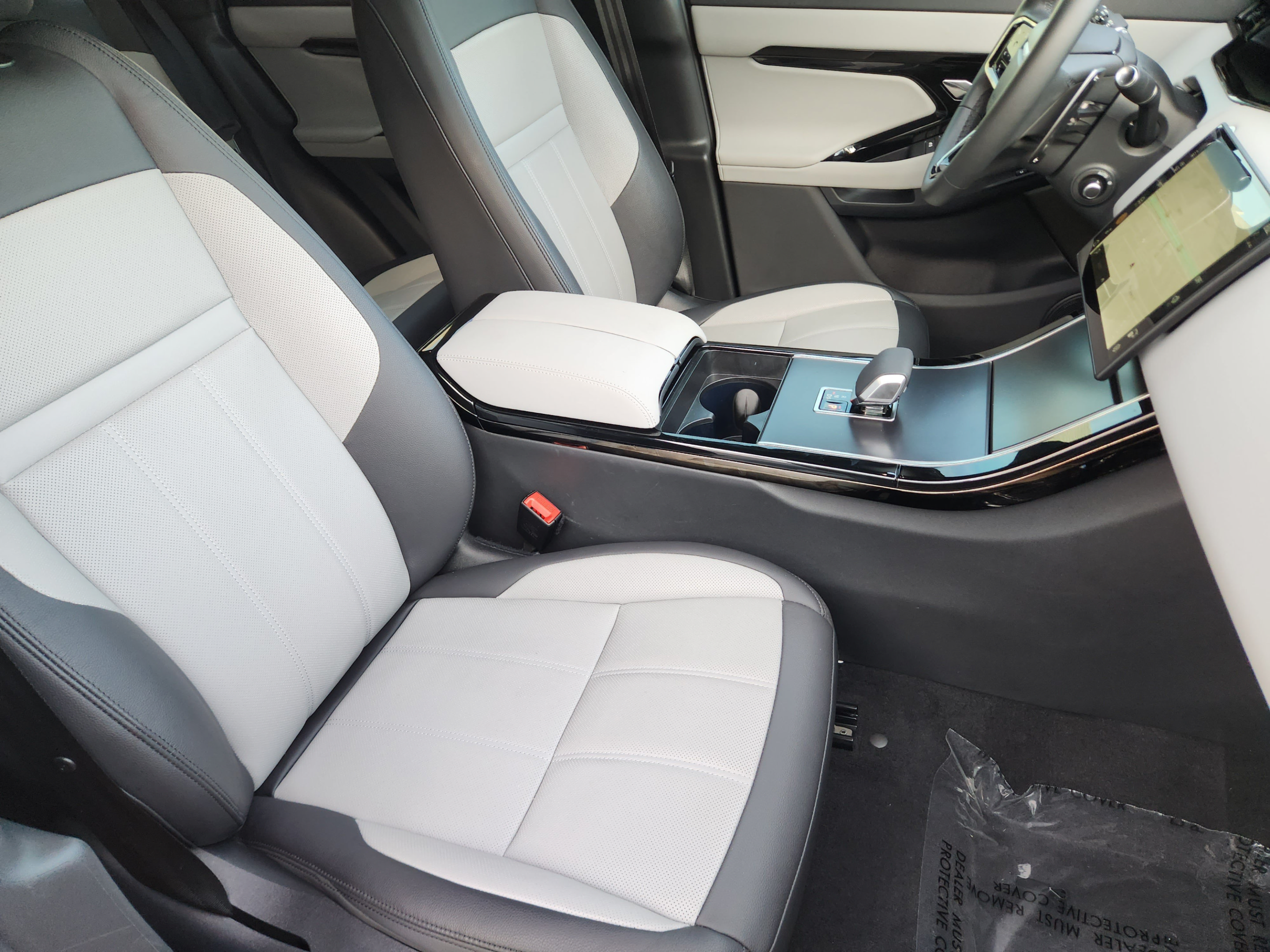 Certified 2026 Land Rover Range Rover Evoque Dynamic SE AWD/4WD image 9