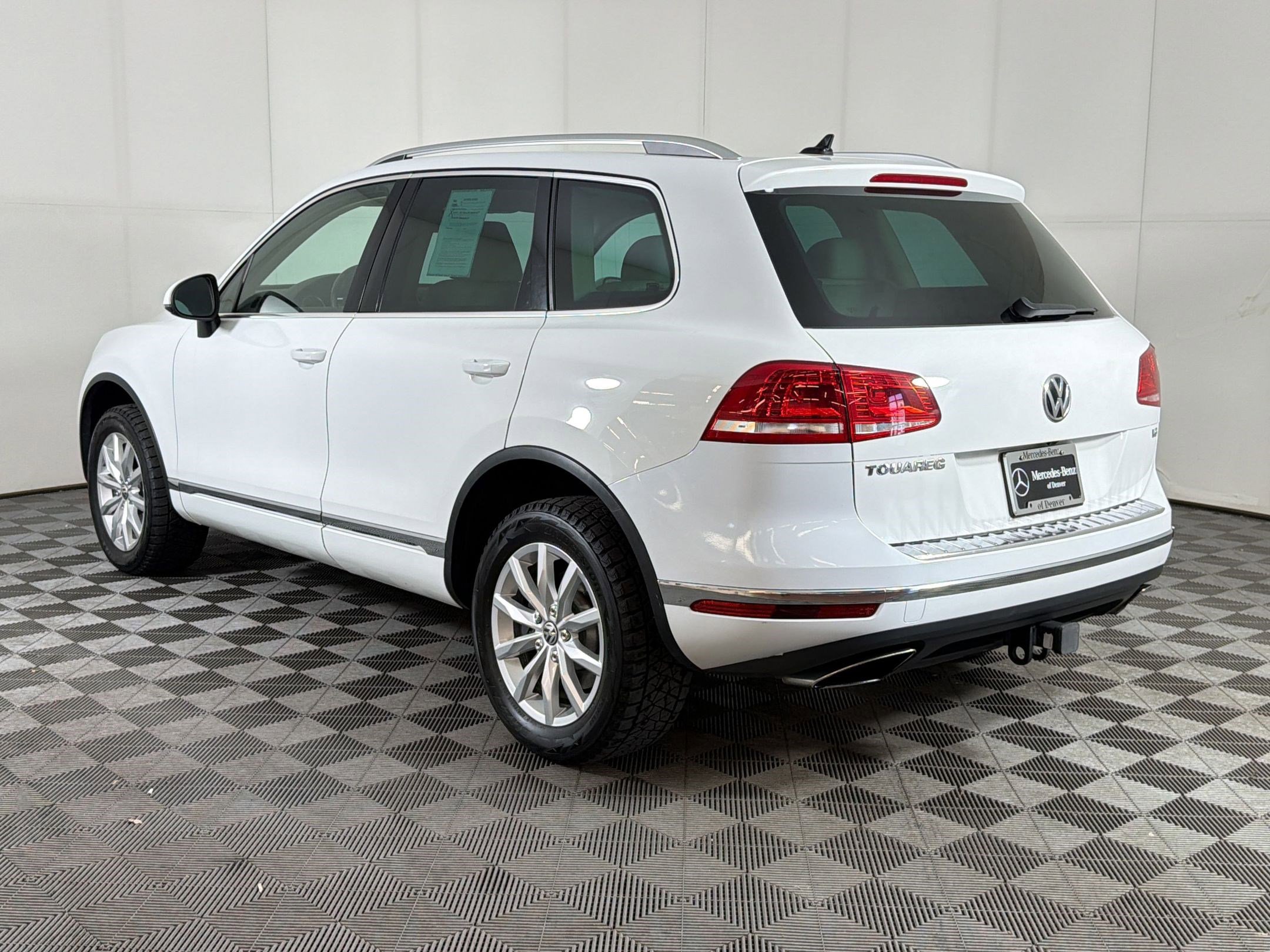 Used 2015 Volkswagen Touareg Sport AWD/4WD image 3