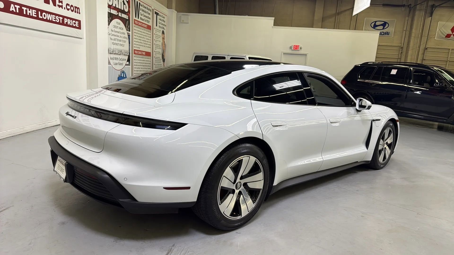 Used 2023 Porsche Taycan image 7