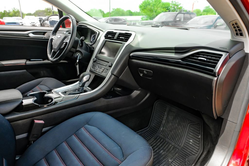 Used 2016 Ford Fusion SE FWD image 18