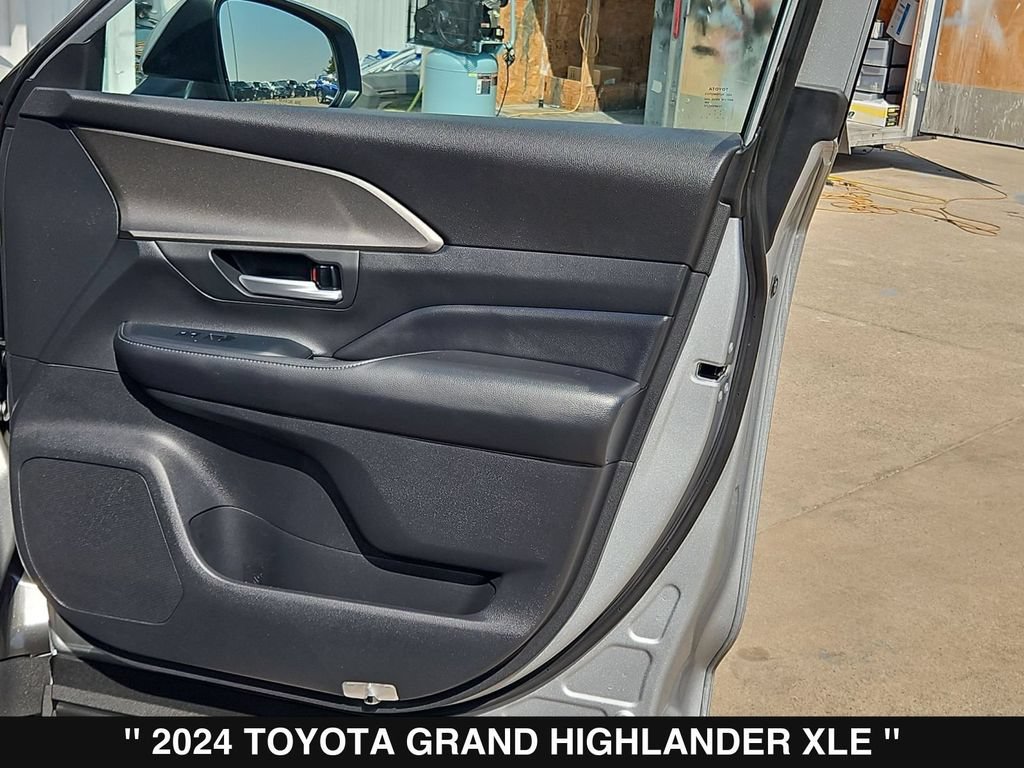 Used 2024 Toyota Grand Highlander AWD image 30
