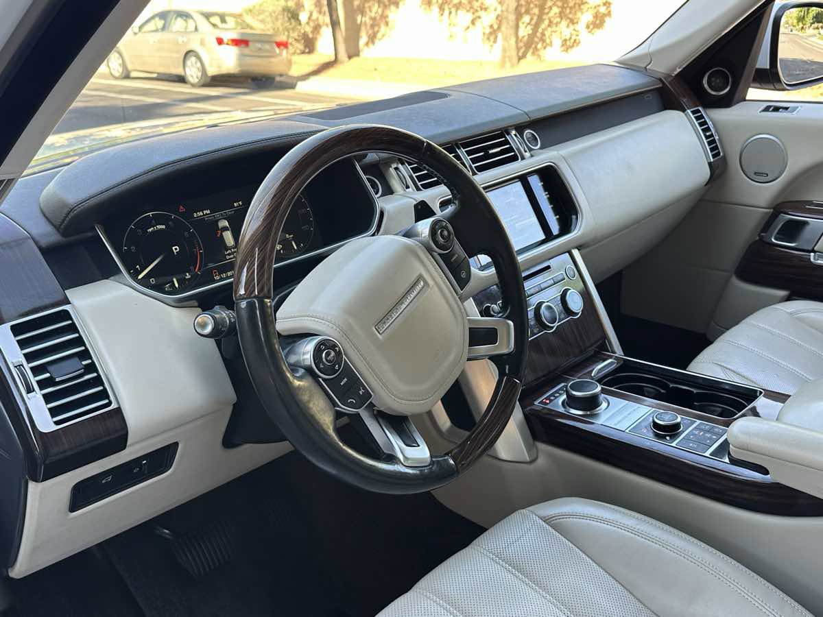 Used 2014 Land Rover Range Rover HSE image 30