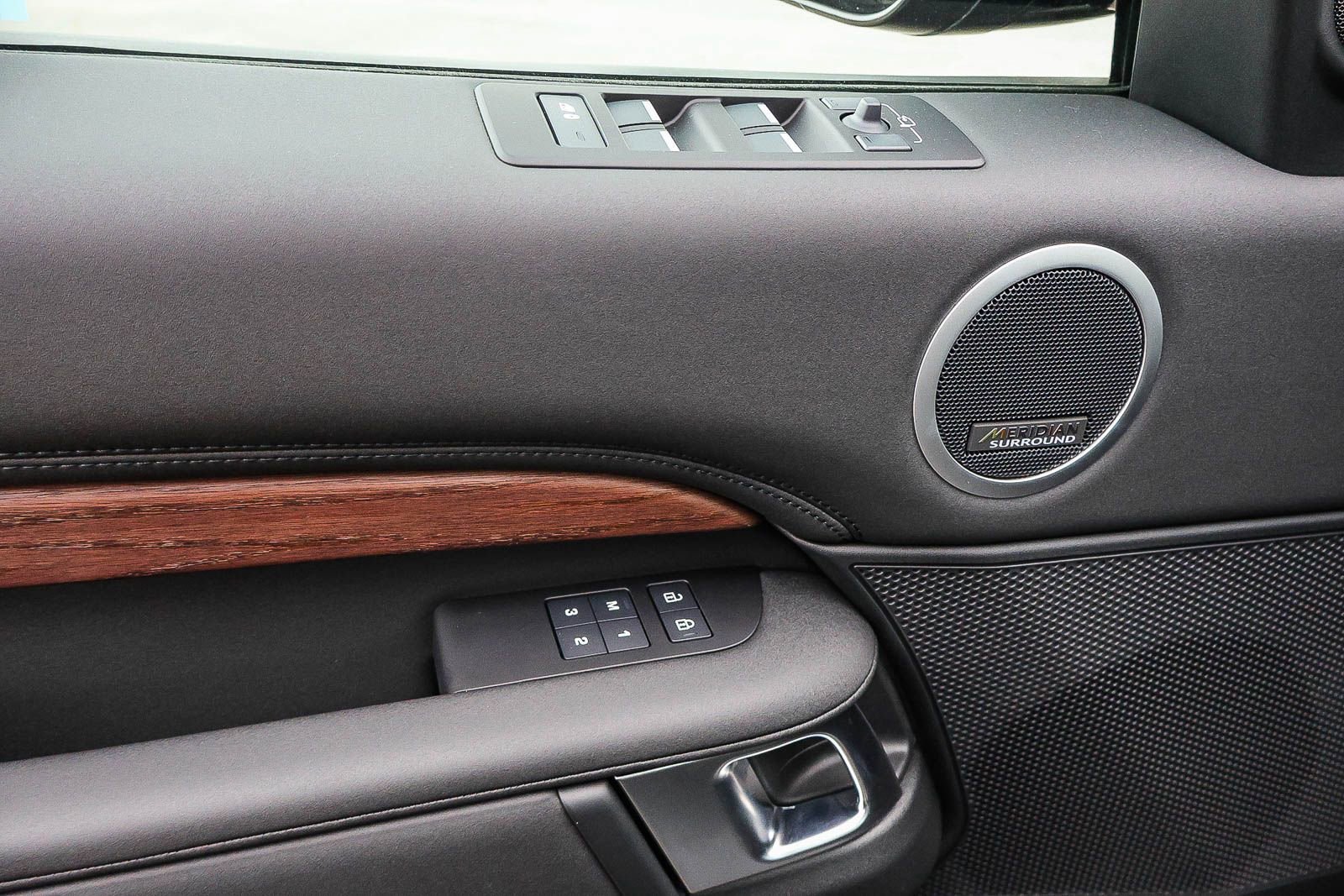 New 2026 Land Rover Discovery S image 32