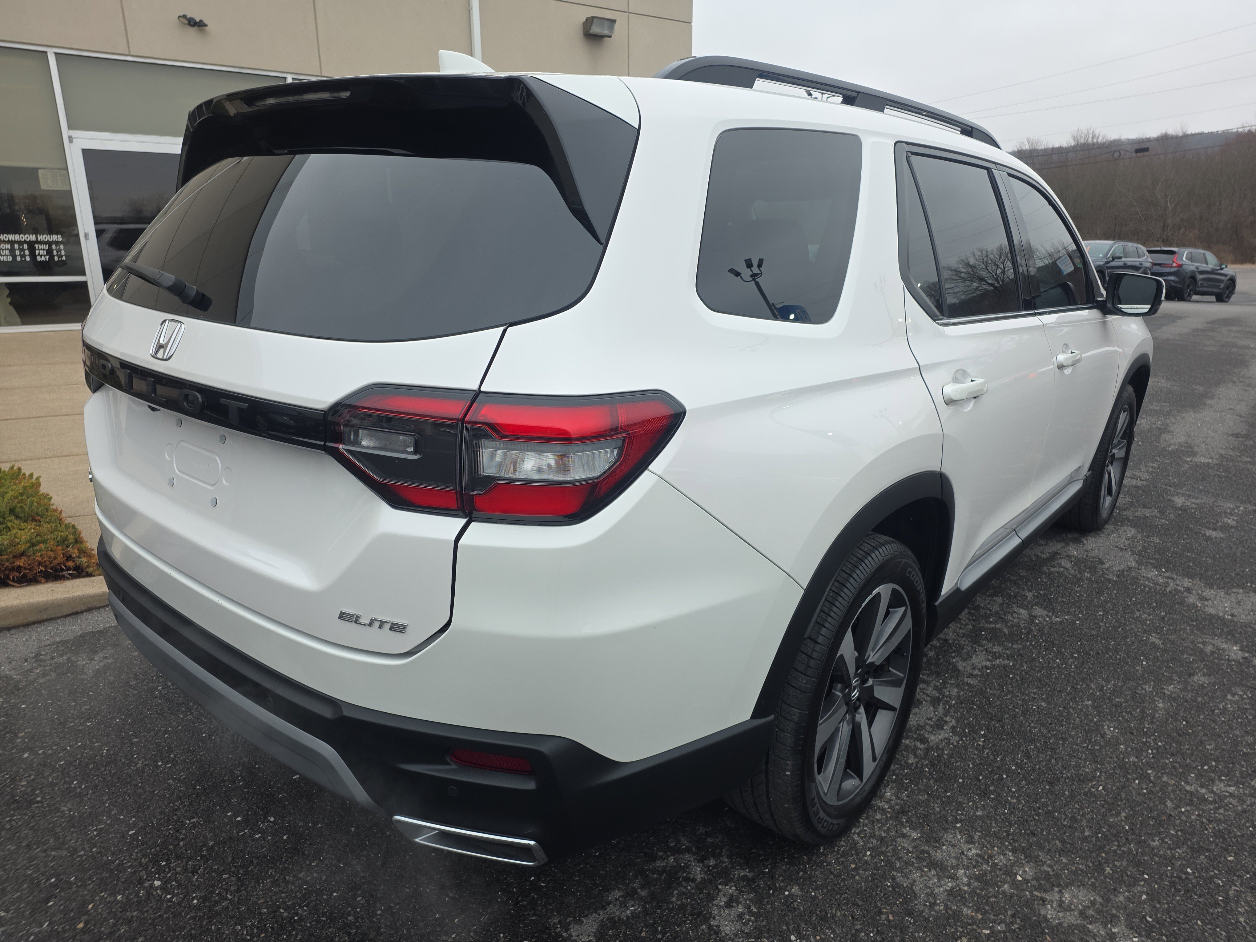 Used 2023 Honda Pilot Elite image 3