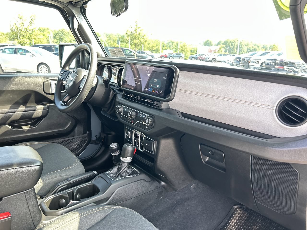 Used 2025 Jeep Gladiator Sport AWD/4WD image 15