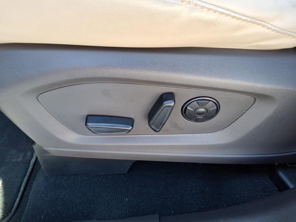 Used 2022 Ford Explorer Platinum w/ Premium Technology Package image 26