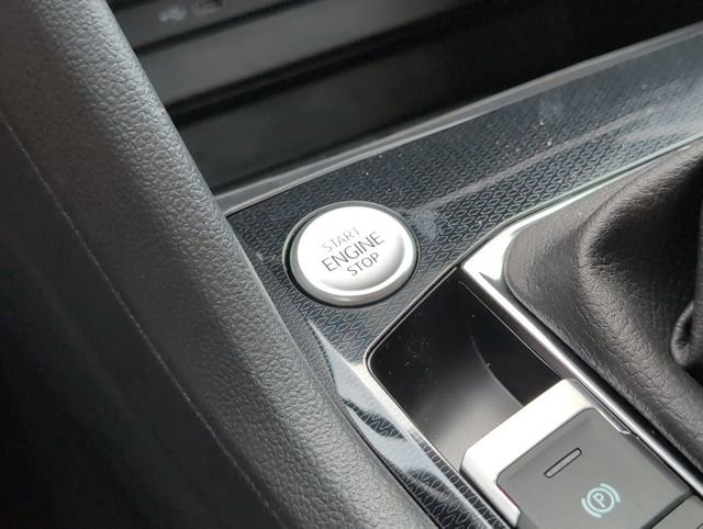 Used 2025 Volkswagen Taos SE w/ Panoramic Sunroof Package image 14